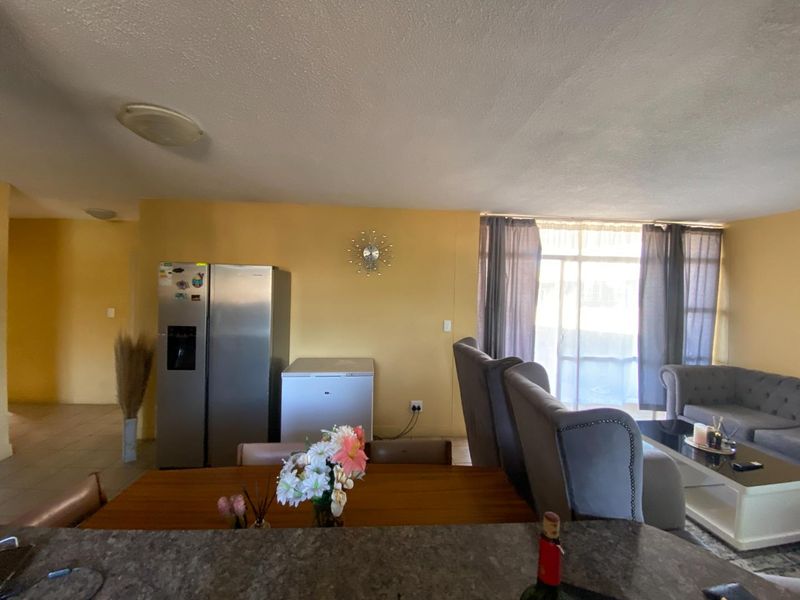 Well Kept Apartment For a Working Couple - Photo 4