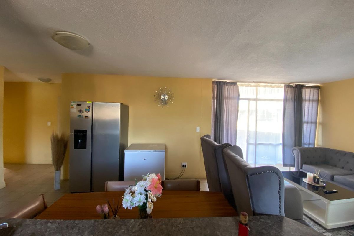 Well Kept Apartment For a Working Couple - Photo 4