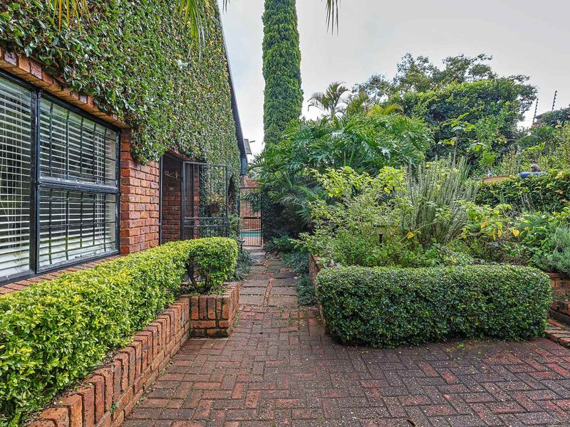 4 Bedroom Beauty For Sale in Erasmuskloof - Photo 7