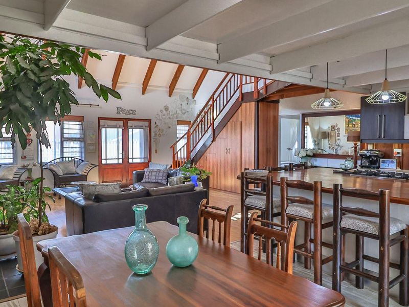 Family Home + Flatlet in Pretty Perlemoenbaai - Photo 3