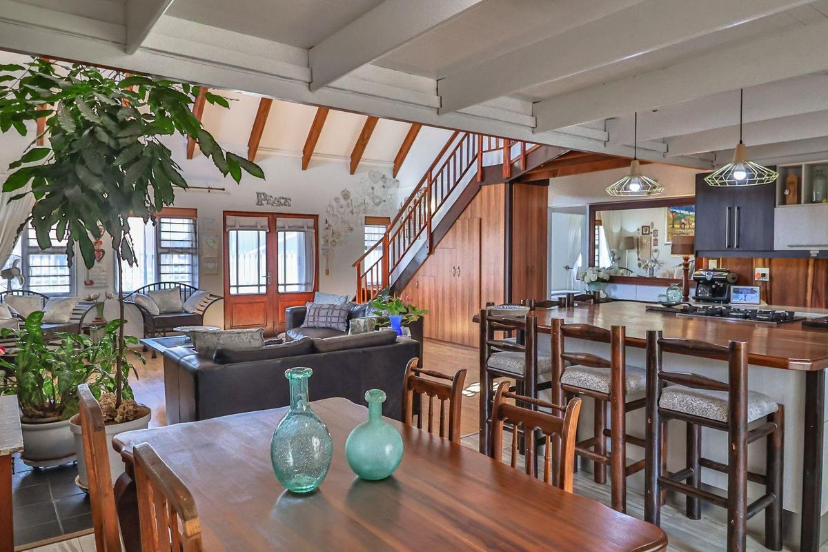 Family Home + Flatlet in Pretty Perlemoenbaai - Photo 3