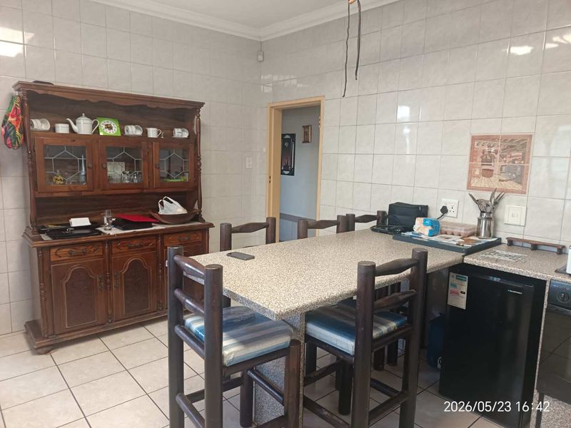 3 Bedroom family home with 13 back rooms For sale! - Photo 8