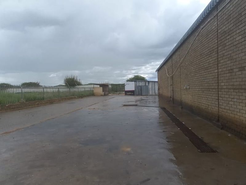 Unlock Business Potential: Expansive Property with Warehouses & Offices - Photo 5