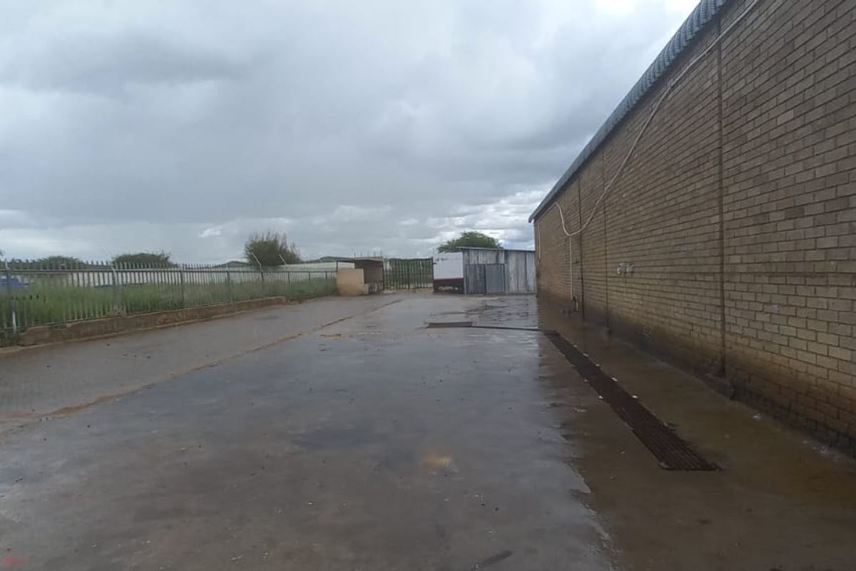 Unlock Business Potential: Expansive Property with Warehouses & Offices - Photo 5