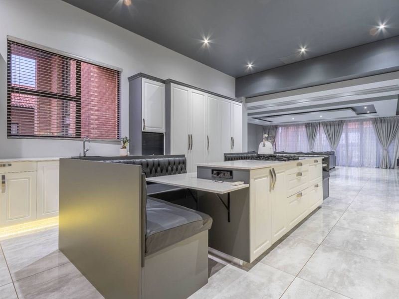 Residence for Sale with Spectacular Wetland Views!!! - Photo 5