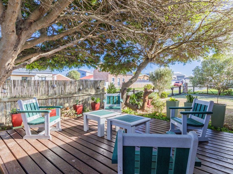 Timeless Appeal and Coastal Comfort - Photo 7