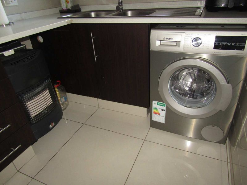 Complete Renovated 2 x bedroom 2 x bathroom Gem 2nd Floor - Photo 4