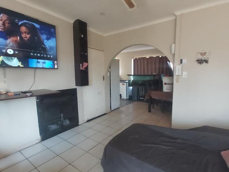 Cozy 3 Bedroom Home - Photo 6