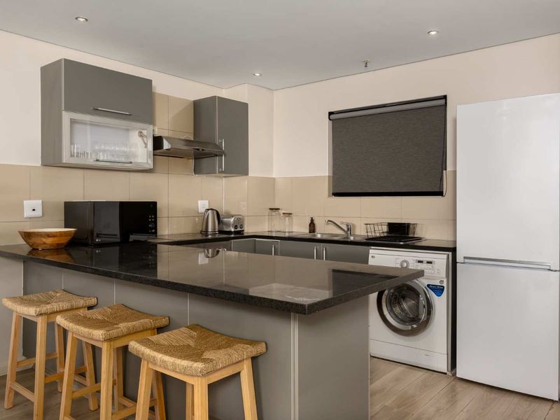 City Apartment with Spectacular Mountain Views - Photo 9