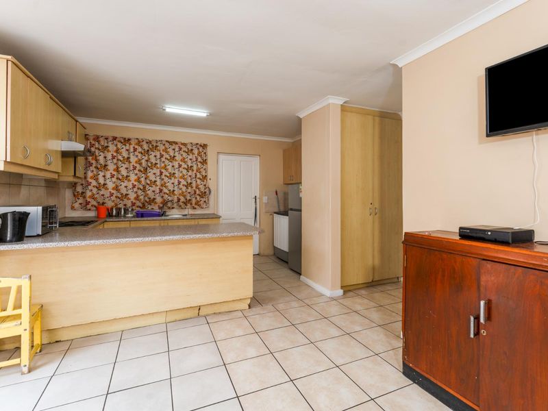 Charming One bed Apartment in the Heart of Wynberg Village - Photo 10