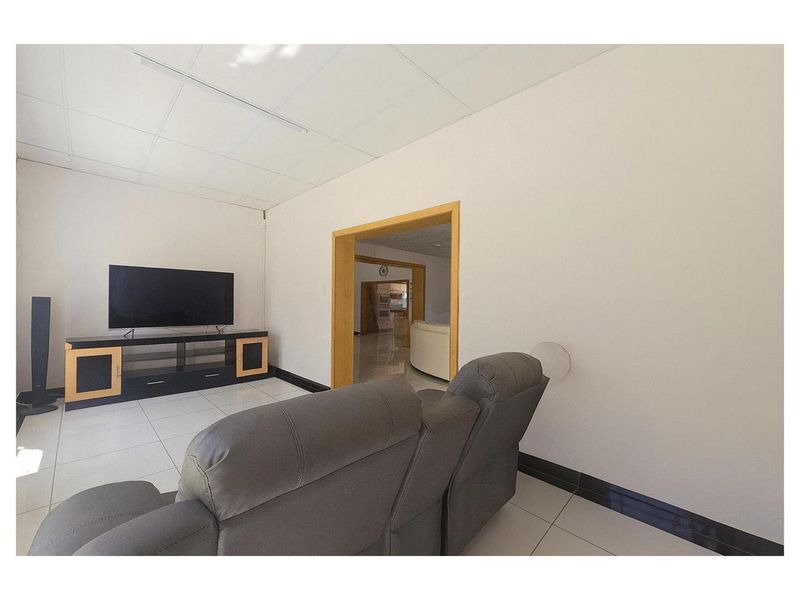 **Charming Sandstone and Plaster Family Home with Ample Space and Modern Amenities** - Photo 10