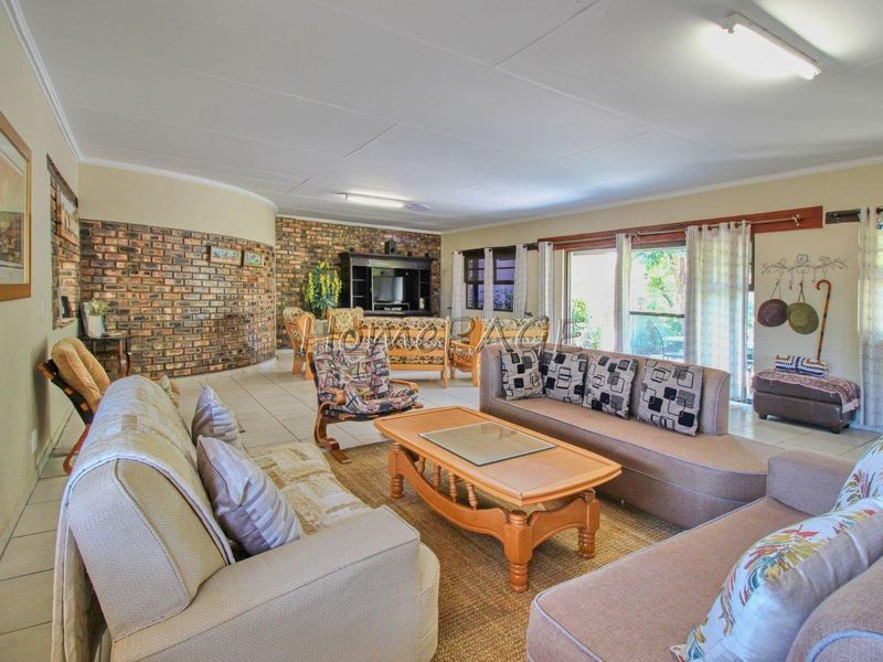 Otjiwarongo.:  Beautiful and neat 5 Bedroom Home on the outskirts of Town - Photo 7