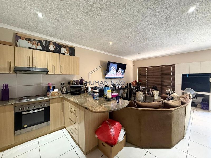 Modern 3-bedroom Townhouse in central area; Walvis Bay - Photo 2