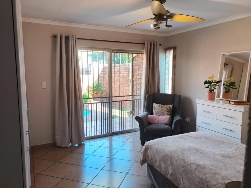 3 spacious bedroom face brick cluster, with a pool and garage! - Photo 8