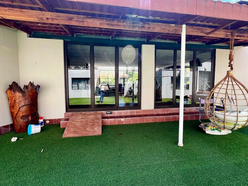 Huge property with backyard office - Photo 5