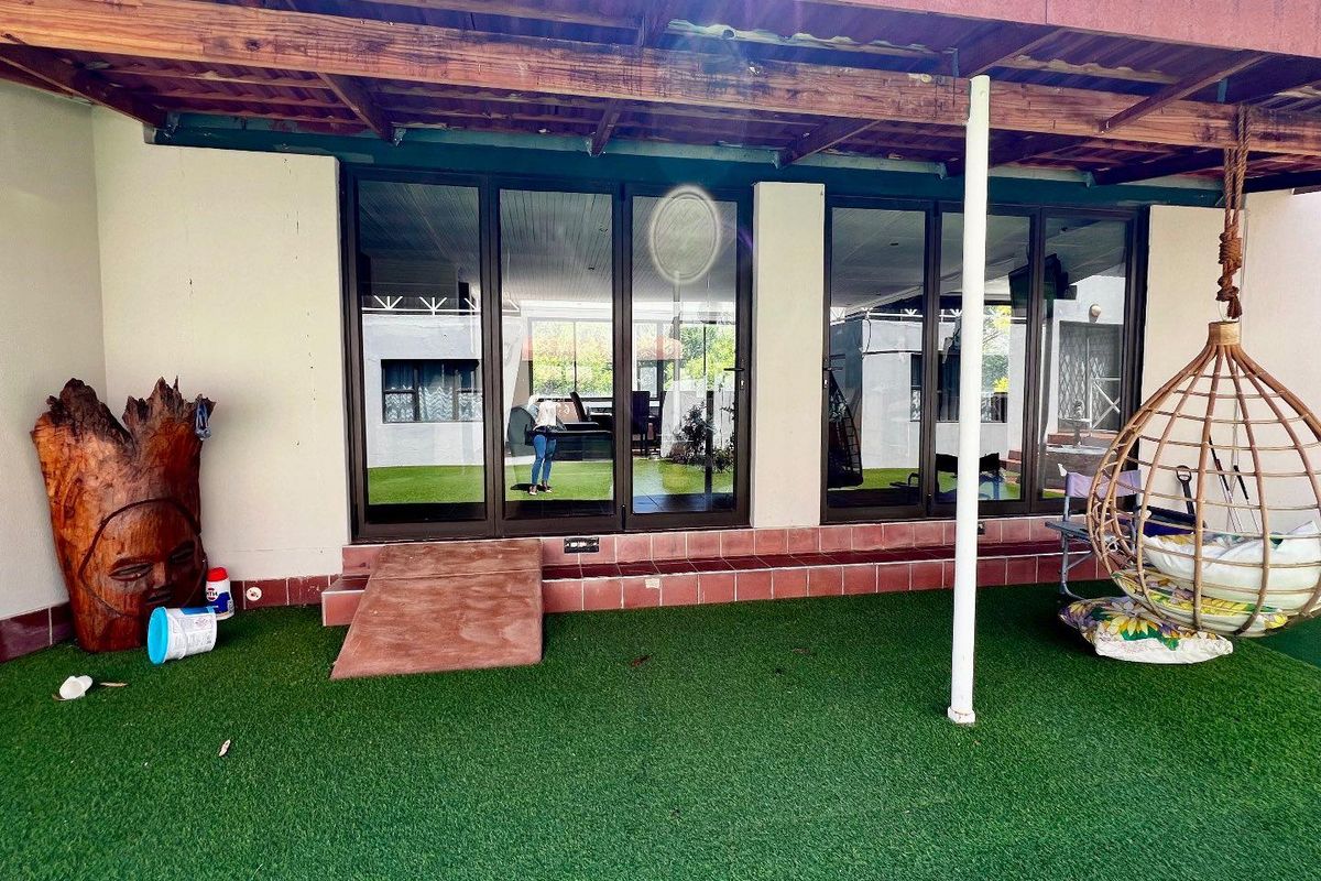 Huge property with backyard office - Photo 5