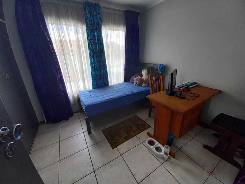 Spacious 3 Bedroom 2 Bathroom - Photo 9
