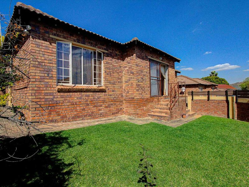 Effortless Living: Stylish Townhouse Awaits You! - Photo 2