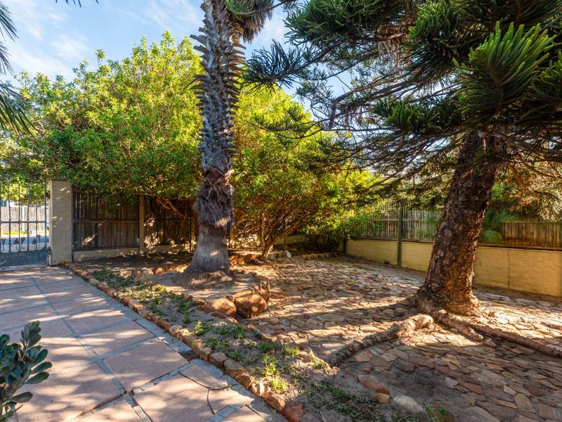 Spacious Family Home with Versatile Living Options in Capri Village - Photo 2