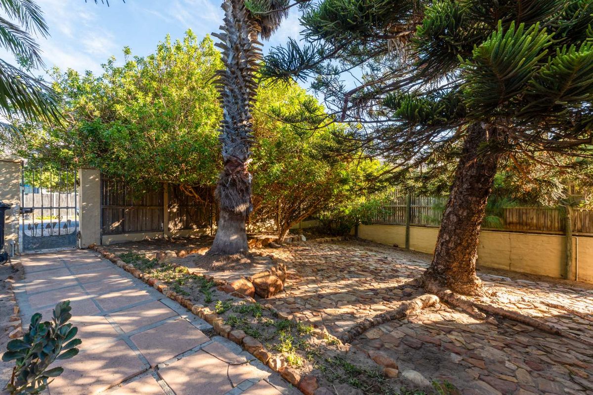 Spacious Family Home with Versatile Living Options in Capri Village - Photo 2