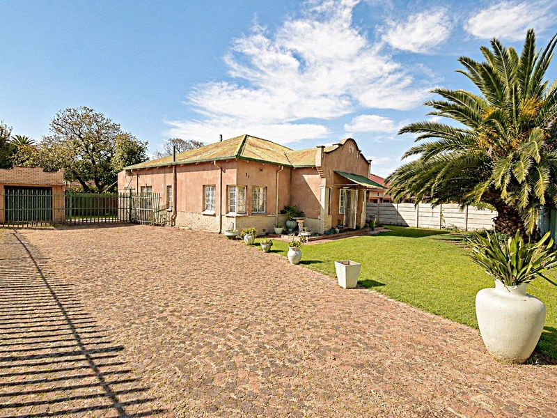 Spacious Home - Photo 1