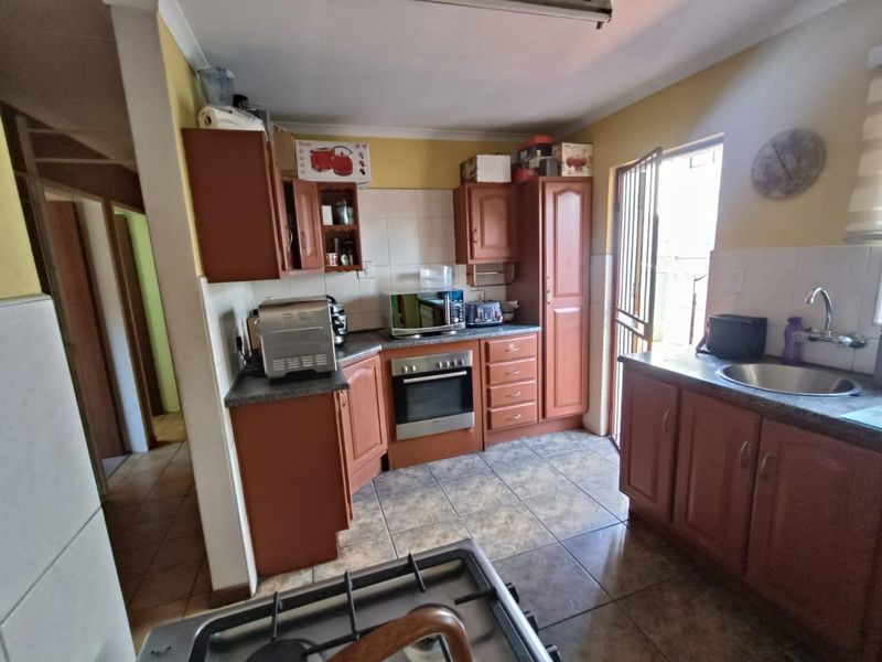 THIS BEAUTIFUL FAMILY HOUSE IS FOR SALE IN ZWARTKOP!!! - Photo 4