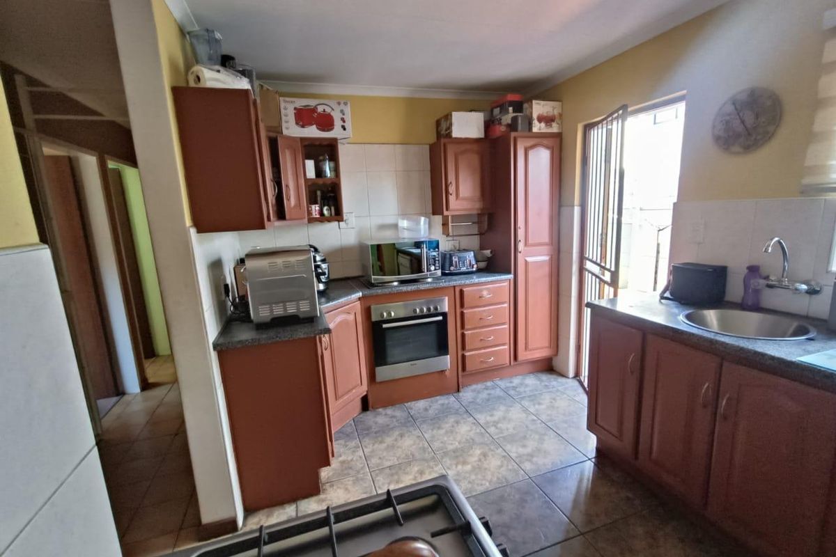 THIS BEAUTIFUL FAMILY HOUSE IS FOR SALE IN ZWARTKOP!!! - Photo 4