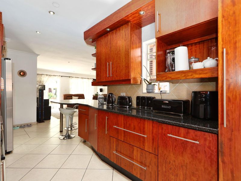 Ideally located 4 Bedroom/3.5 Bathroom Family Home - Photo 6