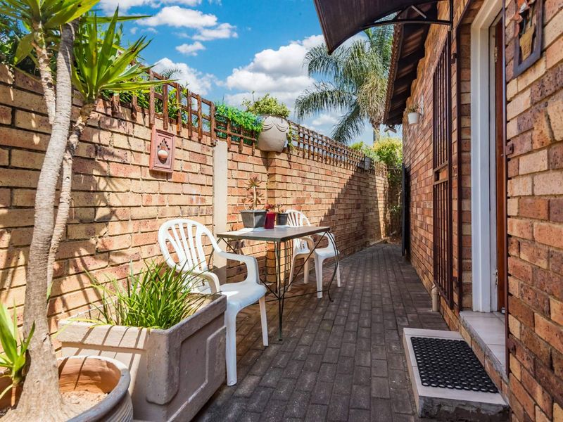 Modern, Move-In Ready Home with Spacious Pet-Friendly Garden - Photo 6