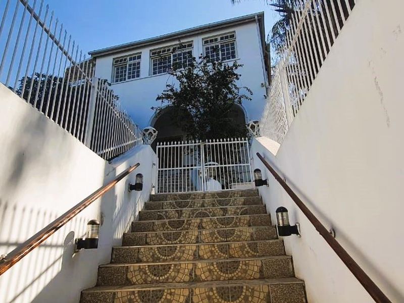 Stunning Double-Storey House with City and Sea Views in Musgrave - Photo 7