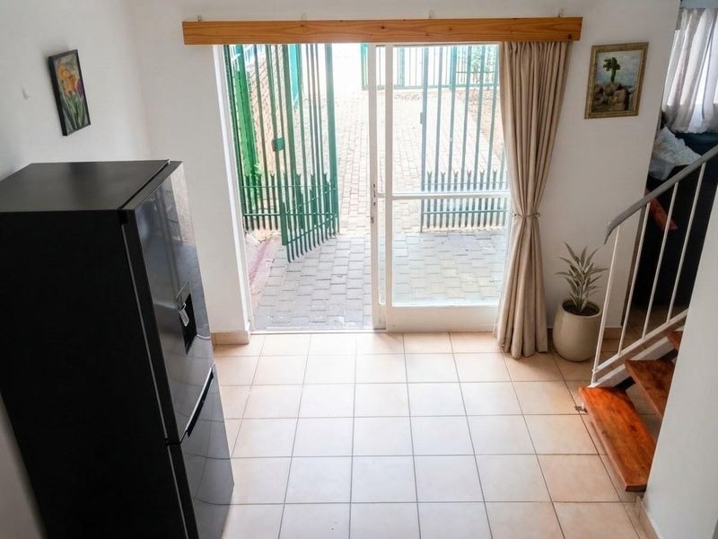 Charming Duplex with Private Garden Near Pretoria North Shops - Photo 4