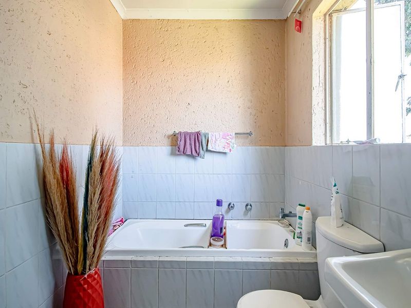 Top Floor Unit For Rental - Photo 6