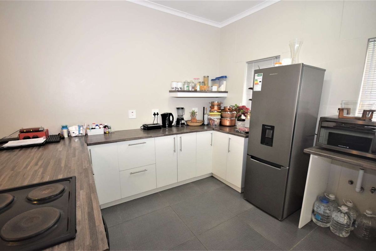 Stunning 3-Bedroom Apartment with Modern Amenities and Security Features - Photo 3