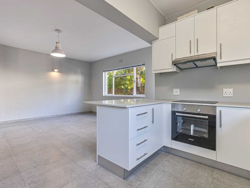 Exceptional Position Close to Sea Point’s Lively Cosmopolitan Scene - Photo 3