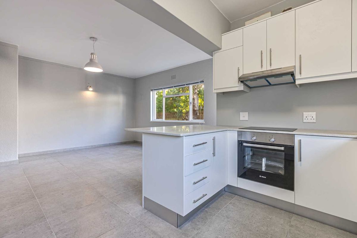 Exceptional Position Close to Sea Point’s Lively Cosmopolitan Scene - Photo 3