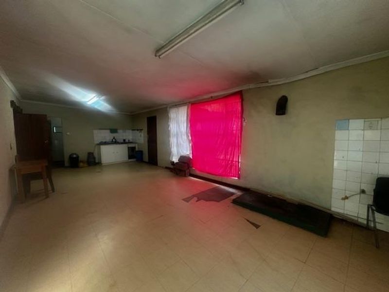 3-Bedroom Family Home with Bachelor’s Flat in Trompsburg - Photo 10