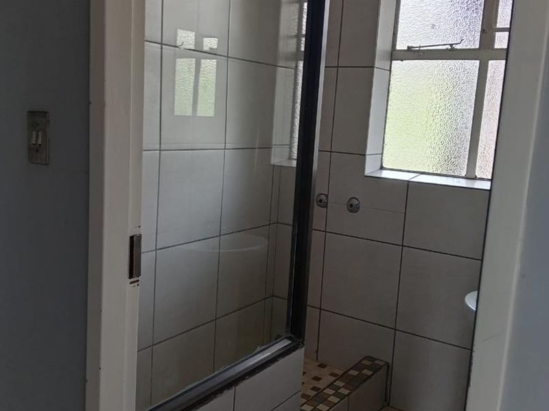 ONE AND HALF BEDROOM FLAT IN SUNNYSIDE :AVAILABLE IMMEDIATELY. - Photo 4