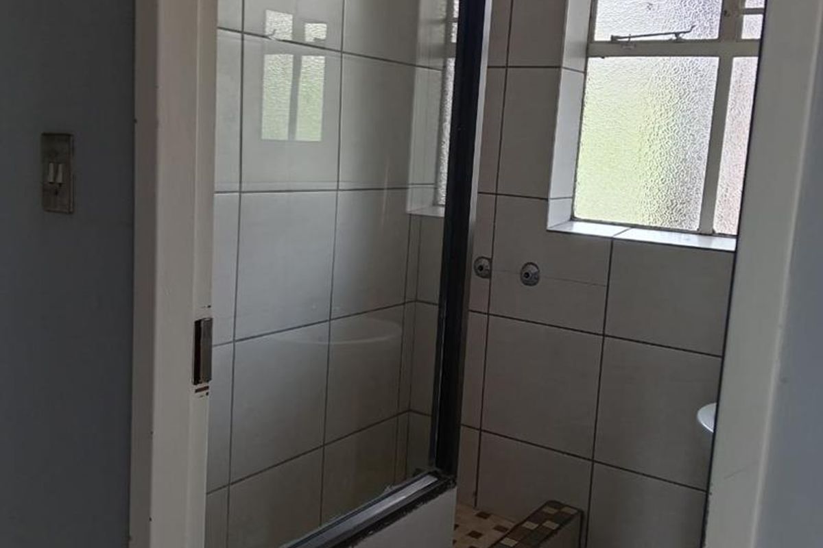 ONE AND HALF BEDROOM FLAT IN SUNNYSIDE :AVAILABLE IMMEDIATELY. - Photo 4