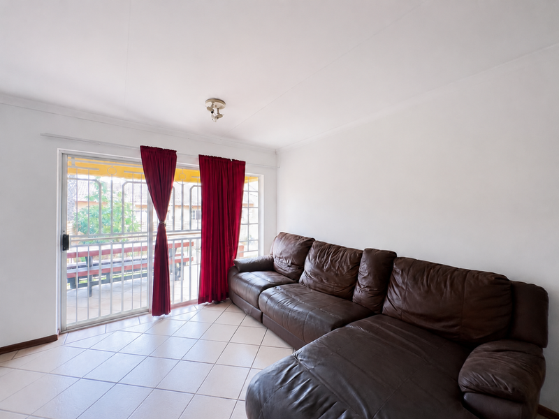 3 Bedroom Simplex With A Private Garden - Photo 10