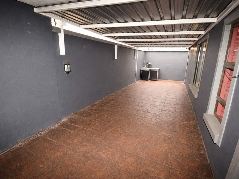 Spacious Modern Home - Photo 3