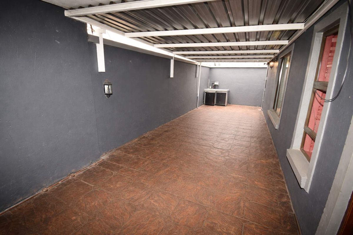 Spacious Modern Home - Photo 3