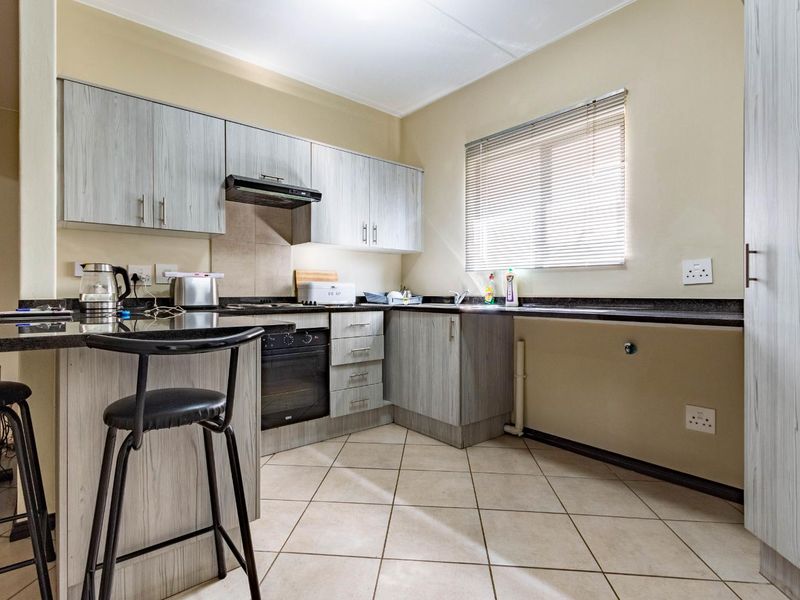 Delightful, modern ground floor apartment to rent in Brentwood Park - Photo 3