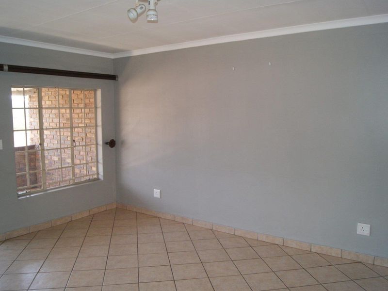 **Charming 2-Bedroom Apartment with Modern Amenities** - Photo 3