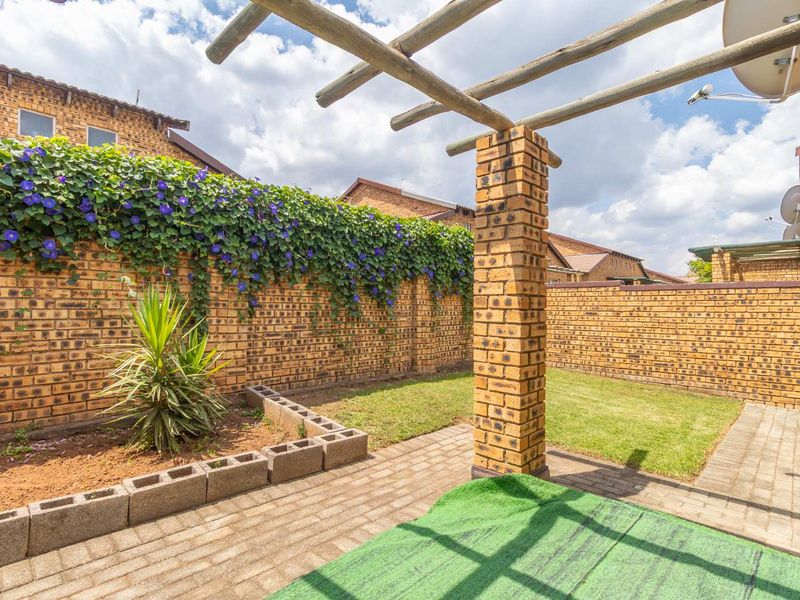 Serenity, Security, and Style in One Perfect Package. Pet-Friendly Oasis with Private Garden Awaits - Photo 5