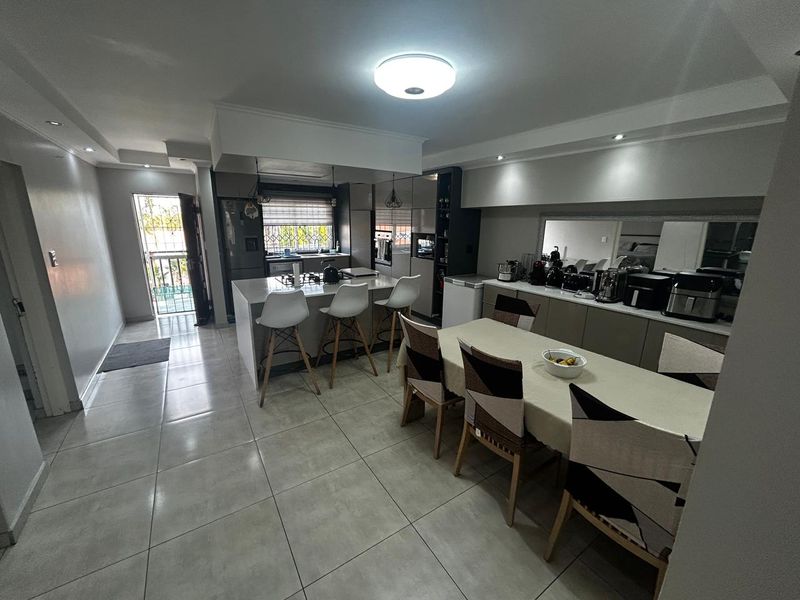 Spacious 4 bedroom in Halfway gardens Midrand - Photo 2