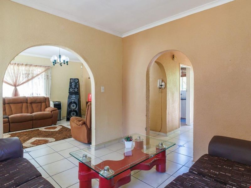 For Sale: Four Bedroom Two Bathroom Home with a Pool - Photo 6