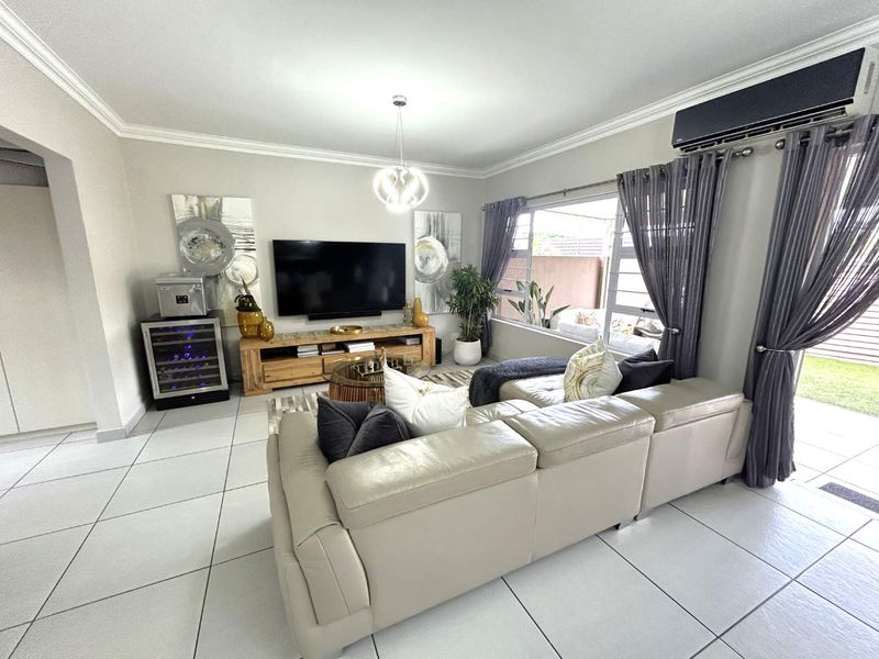 HENDRA - Gorgeous Pet Friendly Duplex 5 Minutes from the Beach - Photo 7