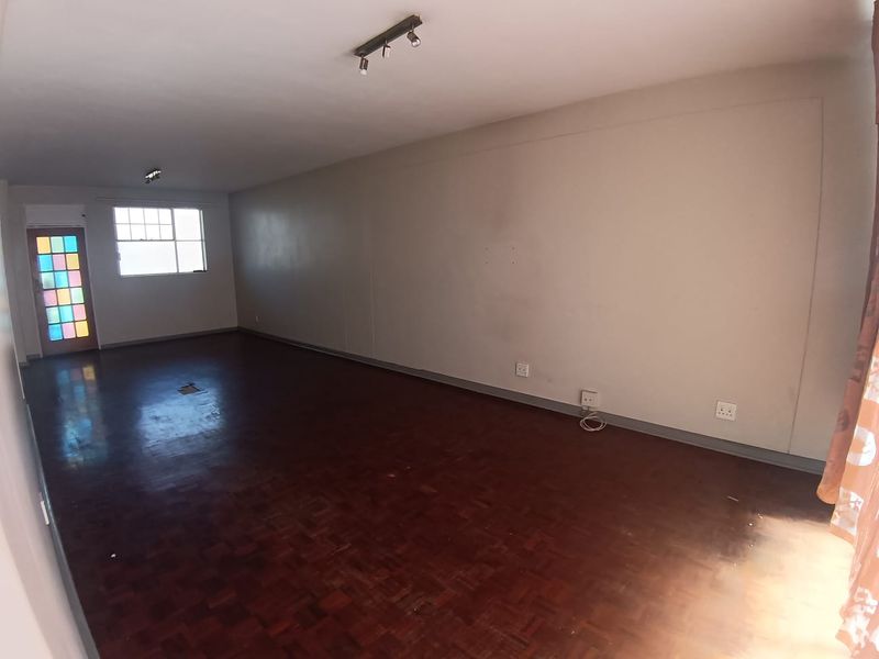Modern 3-bedroom 2- bathroom 1st floor apartment with sun room and pool area in walking distance from Germiston Lake - Photo 3
