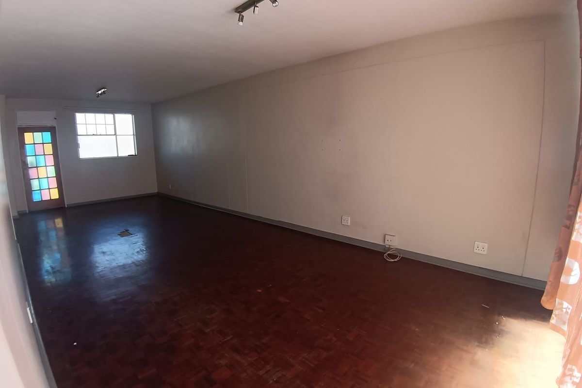 Modern 3-bedroom 2- bathroom 1st floor apartment with sun room and pool area in walking distance from Germiston Lake - Photo 3
