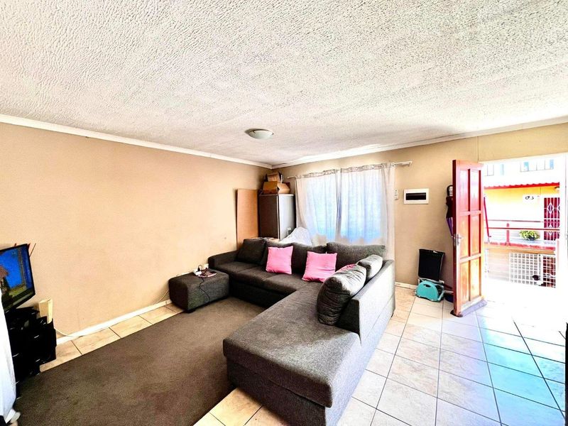 2 Bedroom Townhouse for Sale in Otjomuise - Photo 4